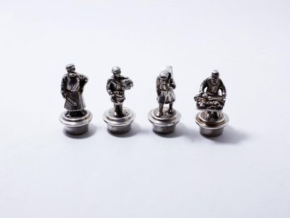 null Bel ensemble de 4 bouchons de carafe en métal argenté, les prises en forme de...