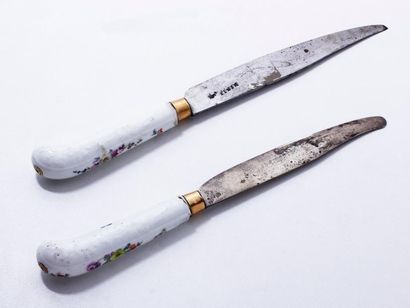 null Lot de 2 couteaux à manche en porcelaine, à décor de fleurs polychrome et en...