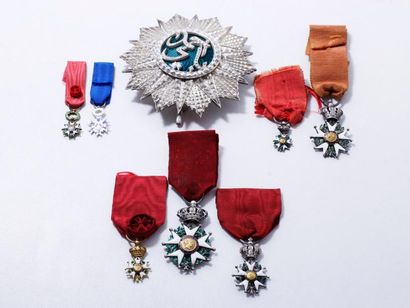 null Lot de décorations militaires composé de : - 1 plaque de grand officier de l'Ordre...