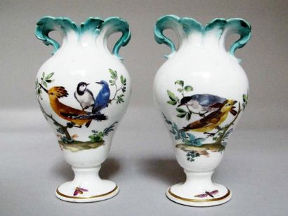 null Paire de petits vases balustres en porcelaine blanche à décor polychrome d'oiseaux...