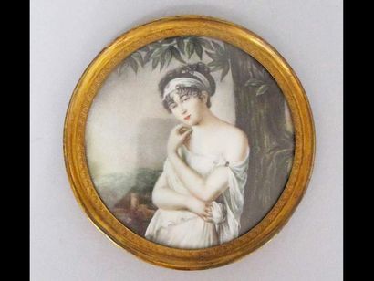 null Miniature sur ivoire représentant une jeune femme à l'épaule dénudée adossée...