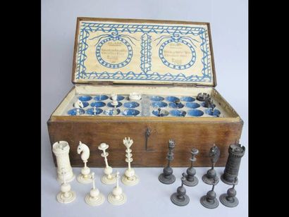 null Ensemble de 32 pièces de jeux d'échecs en ivoire et en bois teinté. Dans sa...