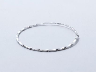 null Bracelet jonc rigide ouvrant en or gris 18 K, ponctué de diamants brillantés...