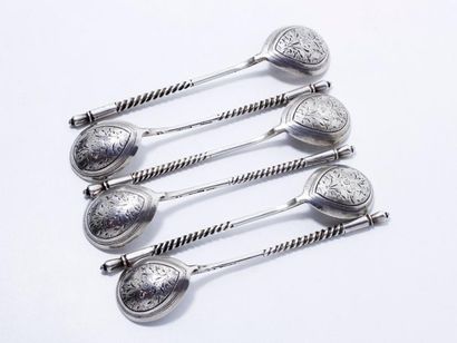 null Ensemble de 6 cuillères à thé en argent, à décor ciselé et gravé de motifs feuillagés...