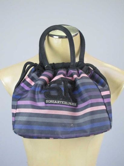 null Sonia Rykiel. Petit sac de plage en tissu rayé rose, bleu, gris et violet, avec...