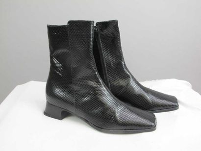 null Coralie. Paire boots noires cuir imprimé façon python, taille 36. Etat neuf....