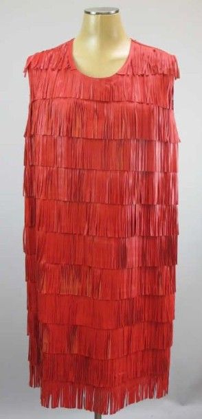 null Anonyme. Robe en cuir rouge à franges, taille 48, état neuf. 