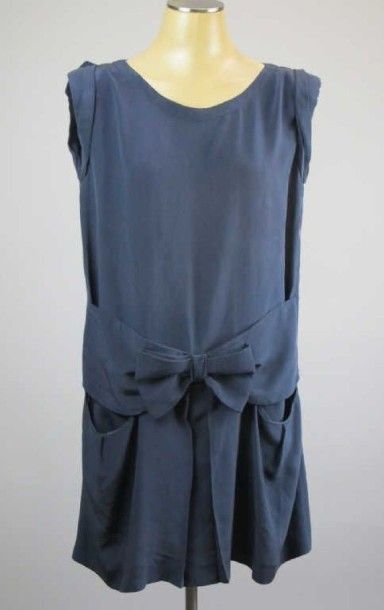 null Claudie Pierlot. Robe soie bleu marine, forme charleston, sans manches, noud...