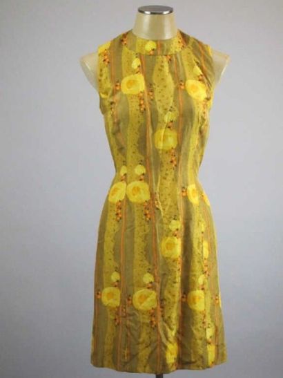 null Anonyme. Circa années 70, robe en soie imprimée jaune et orange, emmanchures...