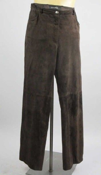 null Escada. Pantalon daim, forme jeans, taille 44. Bon état. 