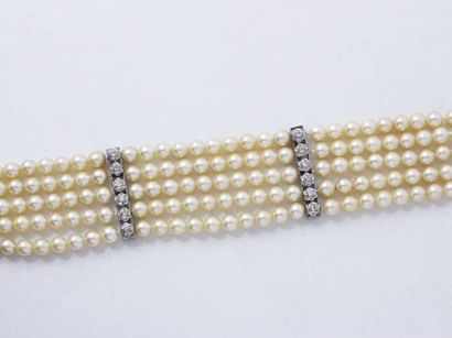 Bracelet composé de 5 rangs de perles de...