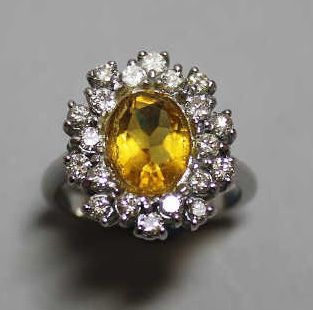 null Bague en or gris 18 k sertie d'une citrine dans un entourage de diamants brillantés....