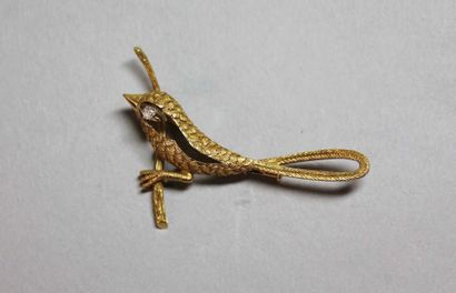 null Broche en or jaune 18 k représentant un oiseau branché, l'oeil serti d'un diamant...