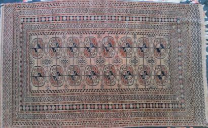 null TAPIS Ancien Tekke-Boukhara russe, fin du XIXème siècle. Fond beige rosé à décor...