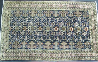 null TAPIS Ardebil-Senebaff (Iran), 1980. Fond bleu décor pérépédil. 275 x 175 c...