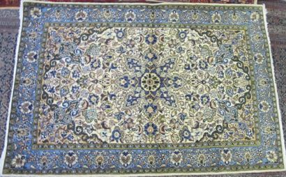 null TAPIS Fin Ghom (Iran), vers 1960, laine et soie, fond ivoire à décor floral....