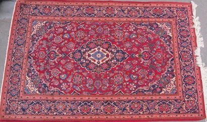null TAPIS Kachan (Iran), vers 1930/1940. fond rubis à décor floral 205 x 132 cm...