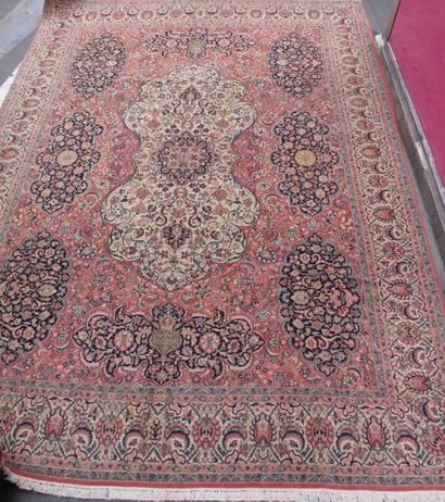 null TAPIS Hereke (Turquie), vers 1980. Champ vieux rose à cartouches et caissons...