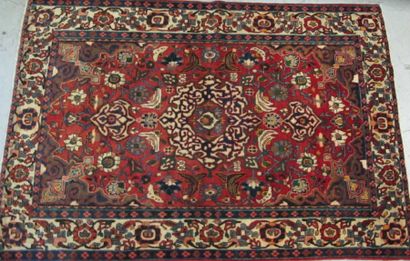 null TAPIS Fin Ispahan (Iran), vers 1940, champ vieux-rose à large rosace florale...