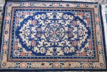 null TAPIS Rare et exceptionnel Chine de la fin du XVIIIème siècle. Fond bleu Nattier...