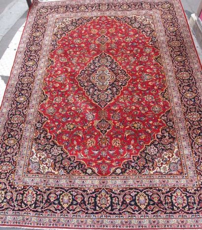 null TAPIS Kachan (Iran), vers 1985. Champ rubis à décor floral. 345 x 250 cm.