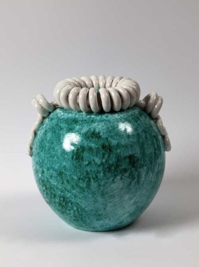 Faïencerie de SAINTE-RADEGONDE Vase boule en faïence émaillée vert moucheté avec...