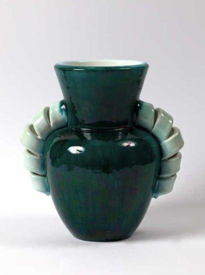 Marcel GIRAUD (1897-1985) Vase en faïence émaillée vert nuancé, et blanc pour les...