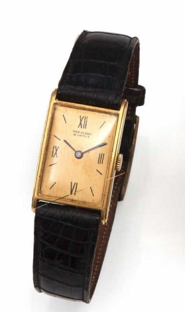 Van Cleef et Arpels Montre bracelet d'homme en or 18 K, cadran rectangulaire en or...