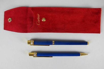 CARTIER Parure composée d'un stylo plume et d'un stylo bille à décor laque bleue...