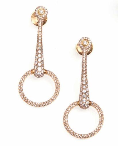 null Paire de pendants d'oreille en or rose 18k pavés de petits diamants taille brillant.
Poids...