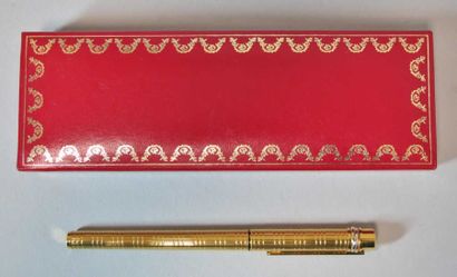 CARTIER Stylo plume modèle Must en plaqué or à décor prince de Gall, plume en or...