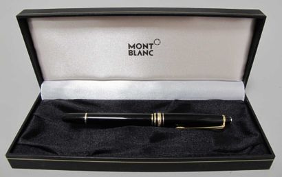 MONTBLANC Stylo roller modèle Meisterstück, en résine noire, attributs plaqués or....