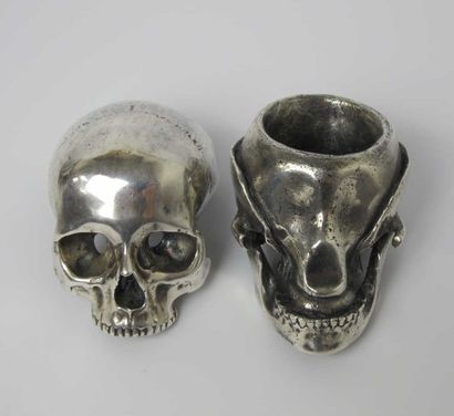 null Cendrier tête de mort en deux parties en métal argenté, vers 1990