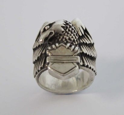 null Bague en argent à décor d'aigle, vers 1995.
Poids: 33 g