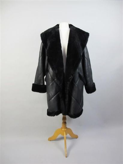 EXTENSION DE FURS ETTEX Peau lainée noire, en cuir, forme kimono. Taille 38. Bon...
