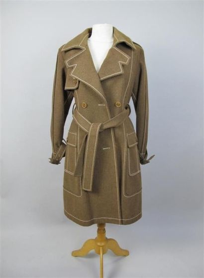 Christian DIOR Boutique Manteau marron en lainage et surpiqures beiges, croisé sur...