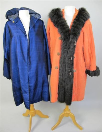ANONYME et YVES SAINT LAURENT Manteau à capuche bleu marine en velours, forme cape....