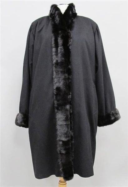 CHOCQUENET PARIS Manteau noir en lainage, doublé de lapin, bordé de vison. Taille...