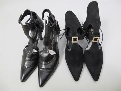 Karl LAGERFELD Deux paires d'escarpins, l'une en cuir noir et l'autre en daim noir,...