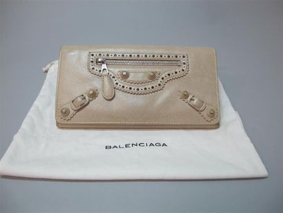 BALENCIAGA Porte-monnaie, porte-carte beige en cuir, zippé à l'intérieur. Très bon...