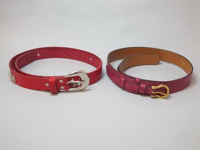 ANONYME ET HAREL Lot de deux ceintures dont une anonyme rouge en cuir, taille 70...