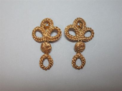 Yves Saint LAURENT Paire de clips d'oreilles formant pendants en métal doré en forme...