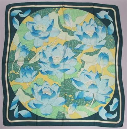 HERMES Carré en soie vintage vert, bleu et jaune, modèle "Fleurs de lotus". Dans...
