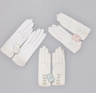 CHRISTIAN DIOR Lot de trois paires de gants blancs vintage en cuir (agneau). Taille...