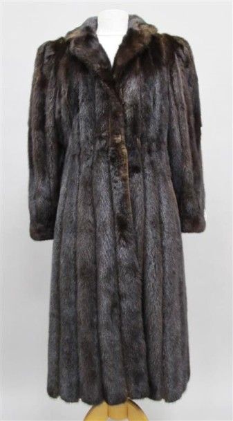 A L'HERMINE ROYALE Manteau long marron, en bandes de vison, deux poches sur le devant,...