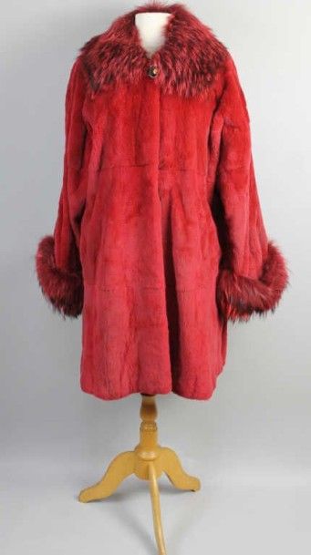 Enrico Coveri Veste ¾ en lapin rasé et col renard teinté rouge. Taille 44.Dans l...