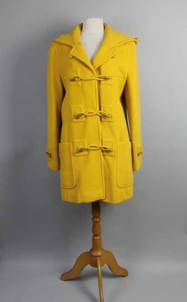 Louis FERAUD Duffle-coat jaune à capuche, en laine, boutons dorés sur le devant,...