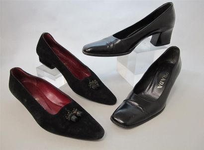 PRADA et RENE MANCINI Lot comprenant deux paires de chaussures dont une paire d'escarpins...
