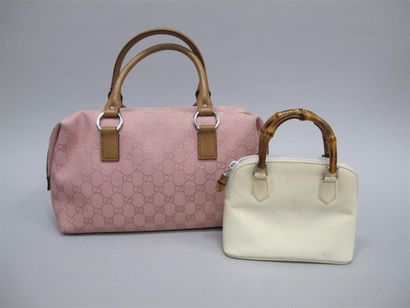 GUCCI Sac forme cabas, toile monogrammée rose, deux anses en cuir gold, 30x 19 cm....