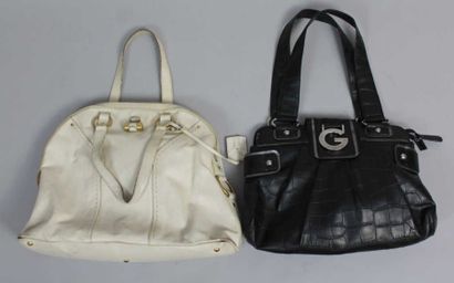 YVES SAINT LAURENT et GUESS Lot comprenant deux sacs, l'un modèle " Muse " en cuir...